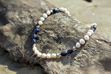 Charger l'image dans la galerie, Collier perles blanches naturelles et perles de verre bleue.