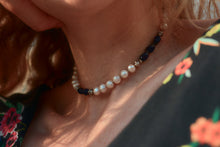 Charger l'image dans la galerie, Collier perles blanches naturelles et perles de verre bleue.
