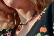 Charger l'image dans la galerie, Collier perles blanches naturelles et perles de verre bleue.
