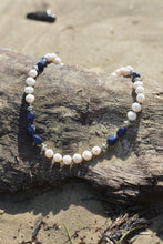Charger l'image dans la galerie, Collier perles blanches naturelles et perles de verre bleue.
