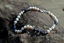 Charger l'image dans la galerie, Collier perles blanches naturelles et perles de verre bleue.
