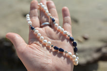 Charger l'image dans la galerie, Collier perles blanches naturelles et perles de verre bleue.
