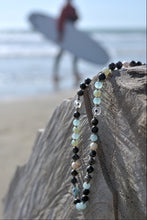 Charger l'image dans la galerie, Collier de perles naturelles, labradorite et verre enfilés
