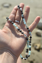 Charger l'image dans la galerie, Collier de perles naturelles, labradorite et verre enfilés
