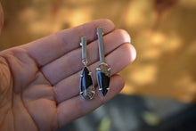 Charger l'image dans la galerie, Boucles d'oreilles Primitives &amp; Asymétriques, Argent 925 et Bois de Palmier pétrifié ( Louisiane )
