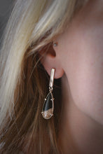 Charger l'image dans la galerie, Boucles d'oreilles Primitives &amp; Asymétriques, Argent 925 et Bois de Palmier pétrifié ( Louisiane )

