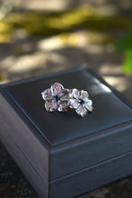 Charger l'image dans la galerie, Boucles d'oreilles "Hibiscus bleuté" en argent et Saphirs teal
