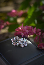 Charger l'image dans la galerie, Boucles d'oreilles "Hibiscus bleuté" en argent et Saphirs teal
