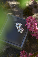Charger l'image dans la galerie, Boucles d'oreilles "Hibiscus bleuté" en argent et Saphirs teal
