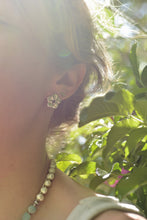 Charger l'image dans la galerie, Boucles d'oreilles "Hibiscus bleuté" en argent et Saphirs teal
