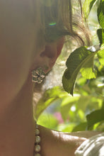 Charger l'image dans la galerie, Boucles d'oreilles "Hibiscus bleuté" en argent et Saphirs teal
