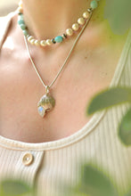 Charger l'image dans la galerie, Collier Coquillage en argent 925 et Labradorite blanche
