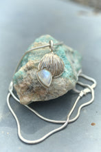 Charger l'image dans la galerie, Collier Coquillage en argent 925 et Labradorite blanche
