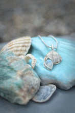 Charger l'image dans la galerie, Collier Coquillage en argent 925 et Labradorite blanche

